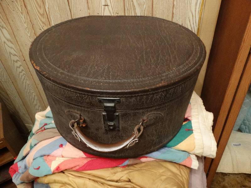 lot 437 image: Very cool antique hat box