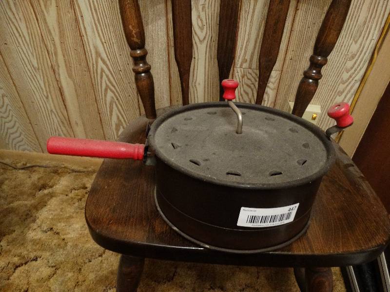 lot 447 image: Vintage popcorn popper