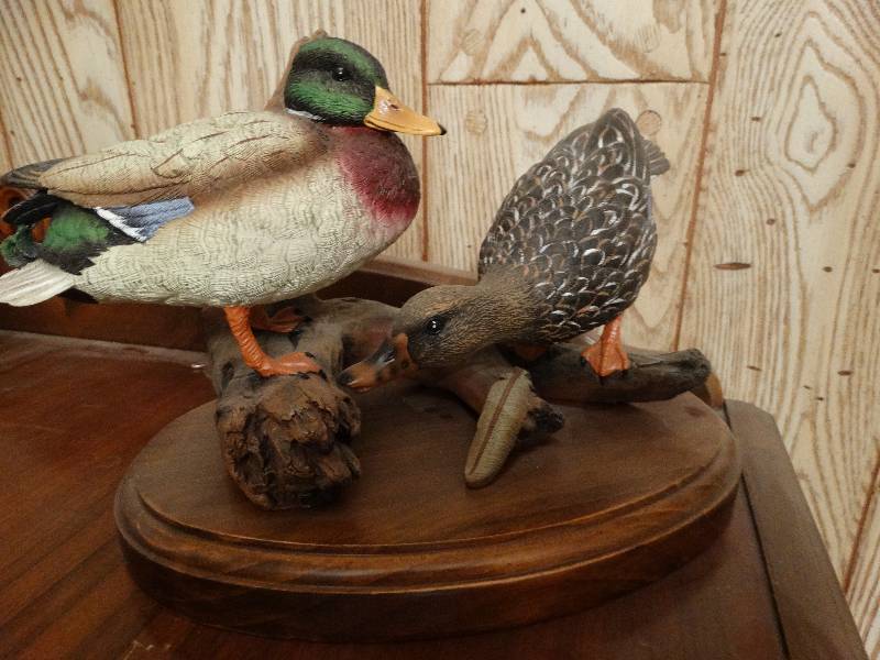 lot 462 image: Duck statue decor