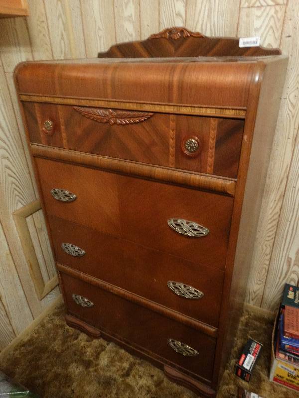 lot 467 image: Antique 4 dr chest- Good shape