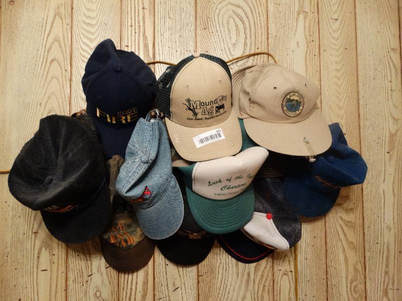 lot 472 image: Lot of various ball caps and rack