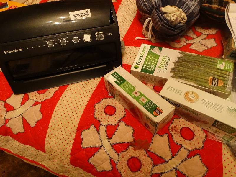 lot 475 image: Food saver Model-V3230 w bags