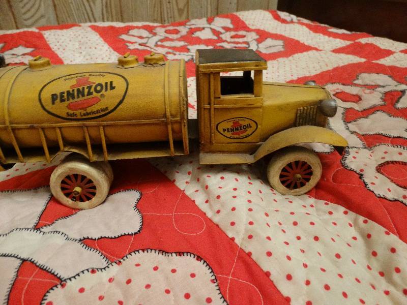 lot 477 image: Metal Penzoil truck
