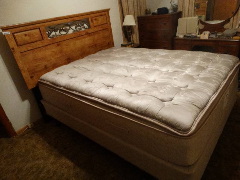lot 487 image: Queen bed w mattress & box spring