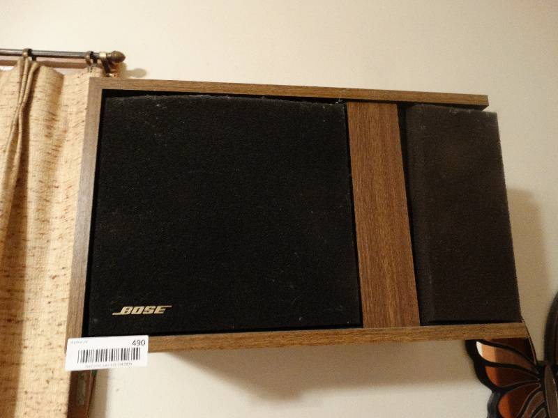 lot 490 image: 2 Bose speakers