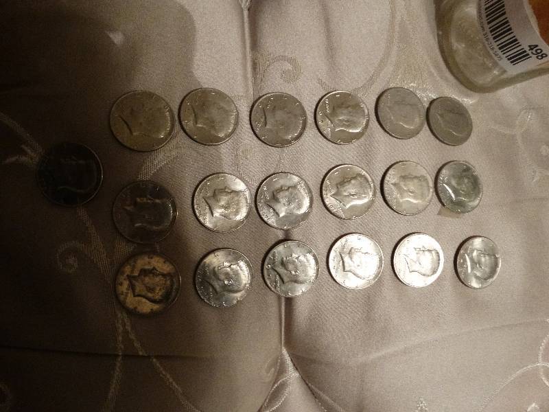 lot 498 image: 19 half dollars- 18 are 1970s- 1 is 1980