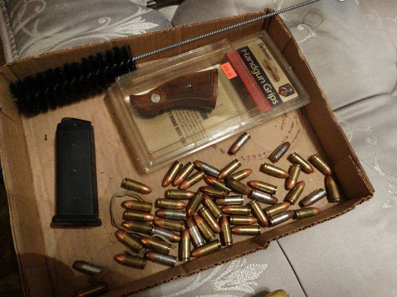lot 502 image: Hand gun grips Glock magazine w 9mm luger ammo 9mm luger ammo
