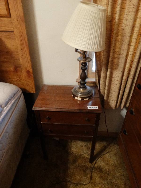 lot 509 image: Sewing stand w lamp