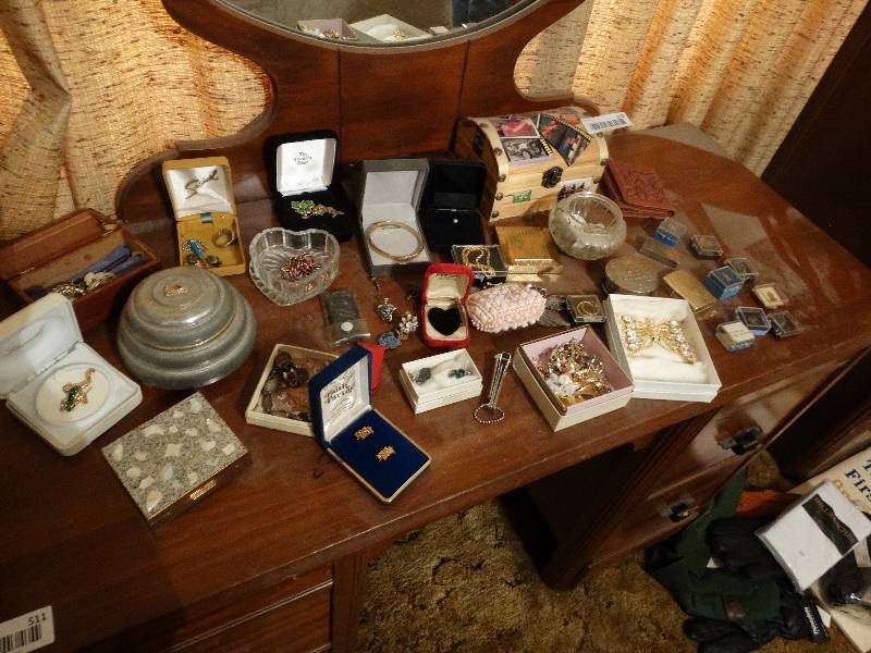 lot 510 image: Large lot of costume jewelry