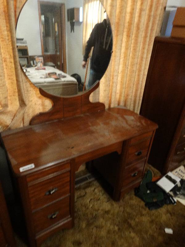 lot 511 image: Antique vanity w mirror