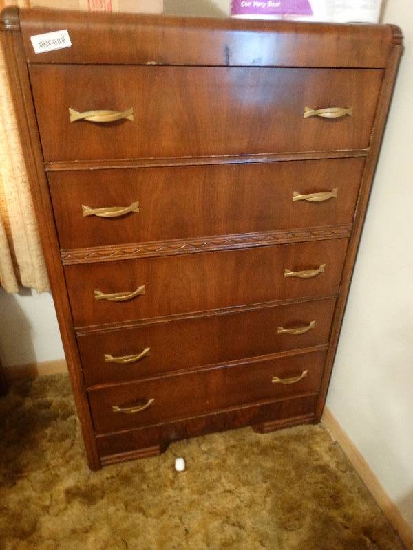 lot 512 image: Vintage wood 5 dr chest