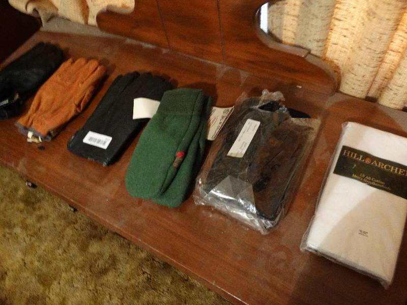 lot 513 image: 4 pairs of new gloves hand bag misc.