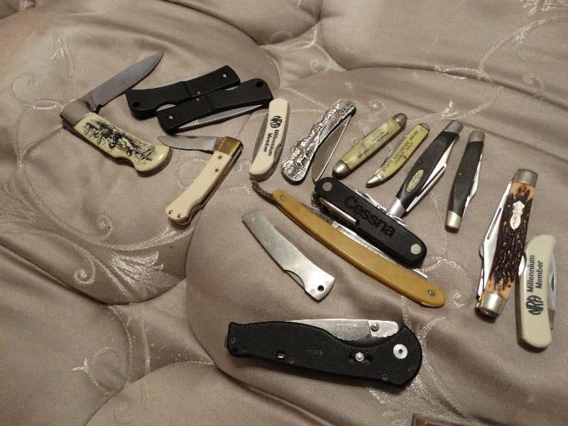 lot 515 image: 16 assorted pocket knives- GerberSchradeMisc.