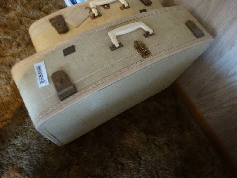 lot 525 image: 2 suitcases