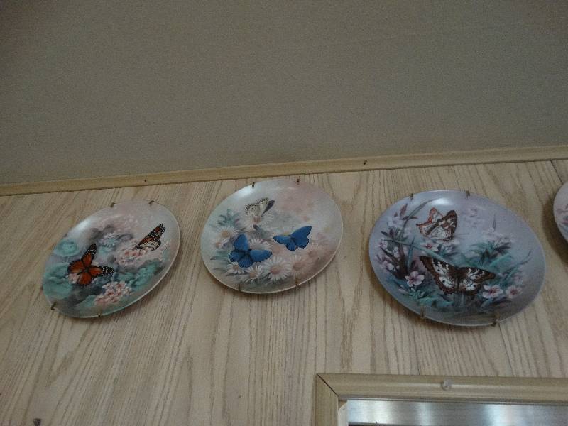 lot 529 image: 8 decorative butterfly plates