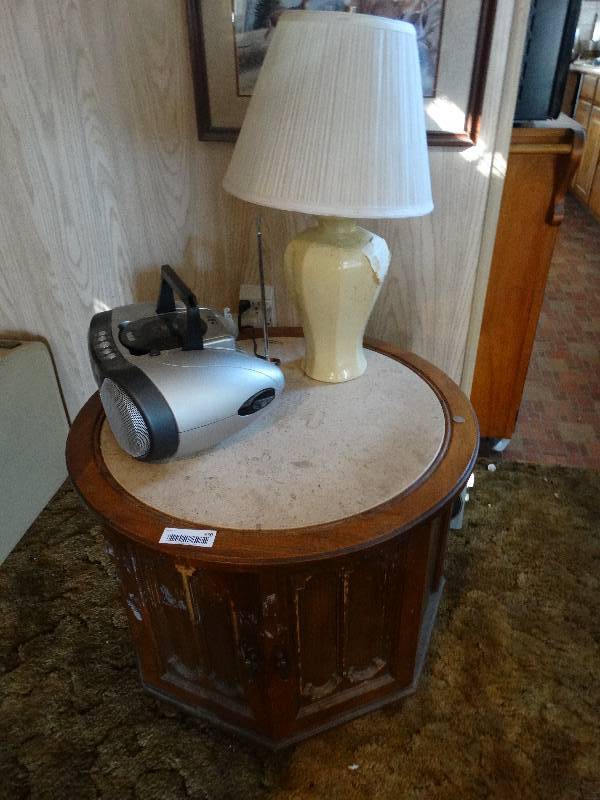 lot 530 image: End table w lamp- radio- misc.