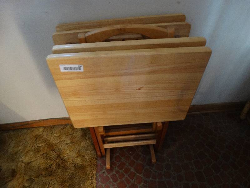 lot 536 image: 4 wood tv trays w stand