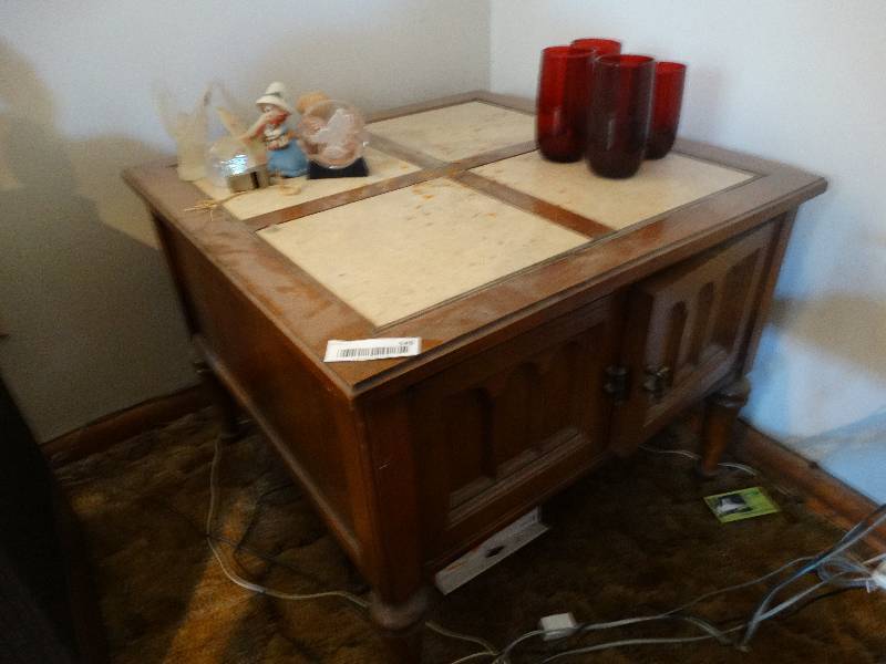 lot 546 image: Vintage end table w decor
