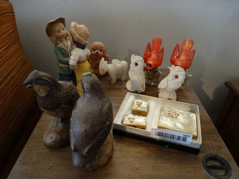 lot 547 image: Antique vanity set & other decor items