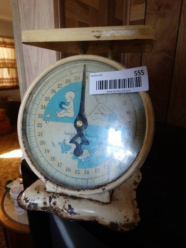 lot 555 image: Old baby scale