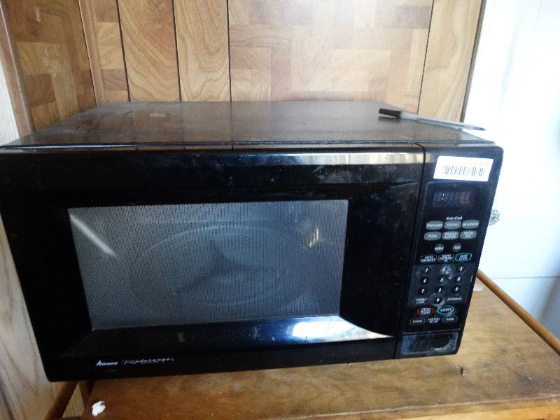 lot 557 image: Amana microwave