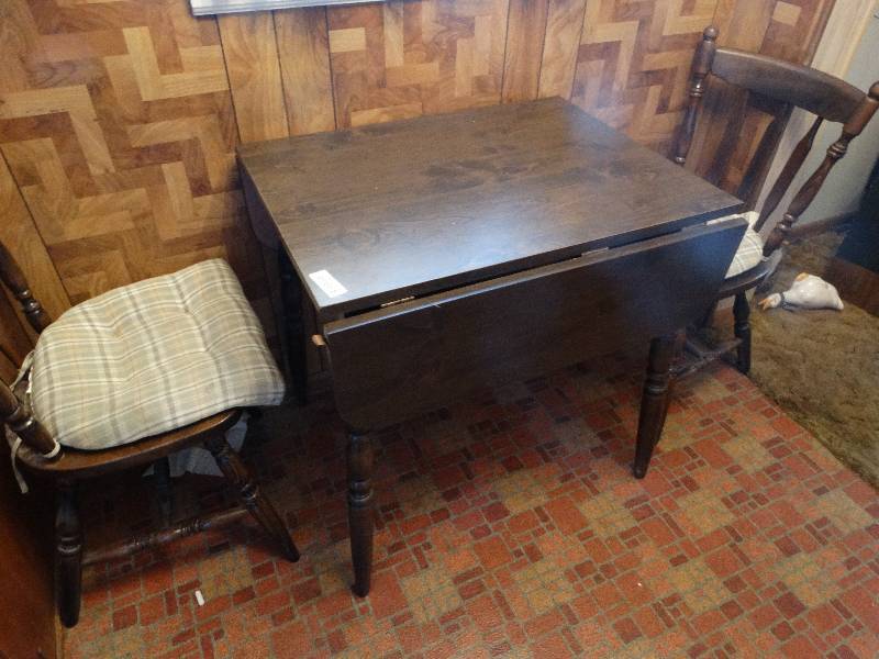 lot 565 image: Drop leaf dining table w 2 chairs