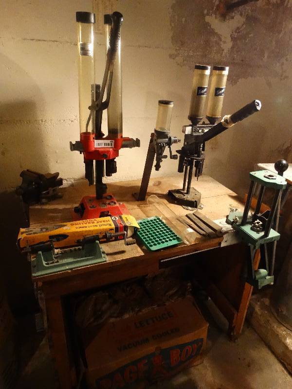 lot 575 image: Complete reloading set up w bench & vise