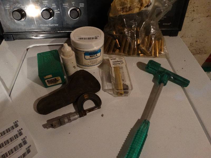 lot 579 image: Brass & various reloading supplies