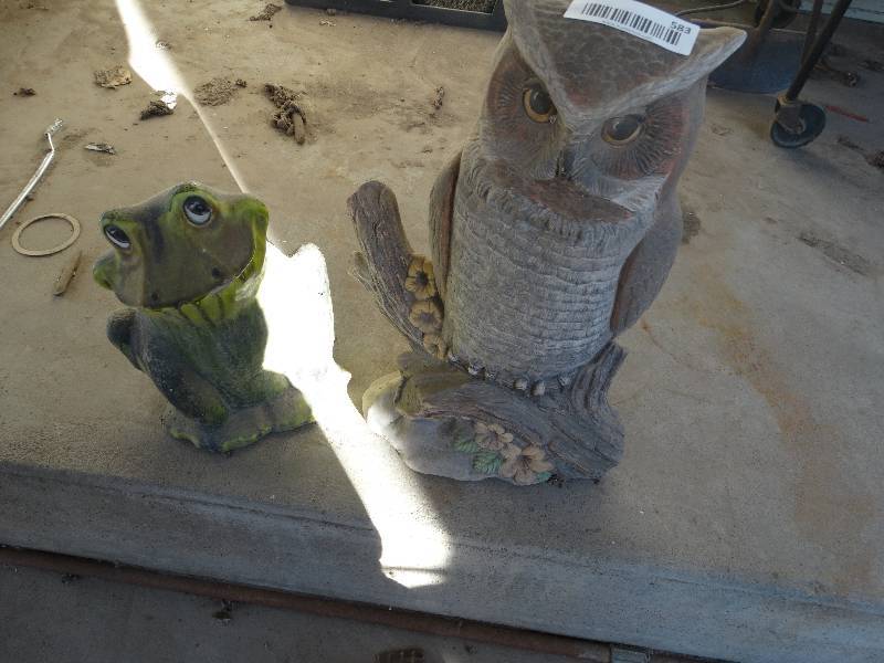 lot 583 image: Owl & frog decor