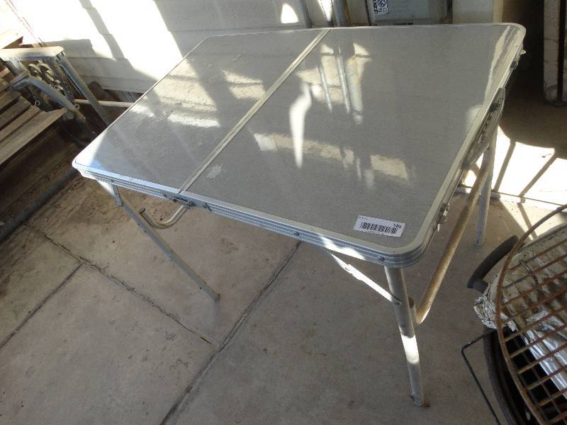 lot 585 image: 2 folding metal tables
