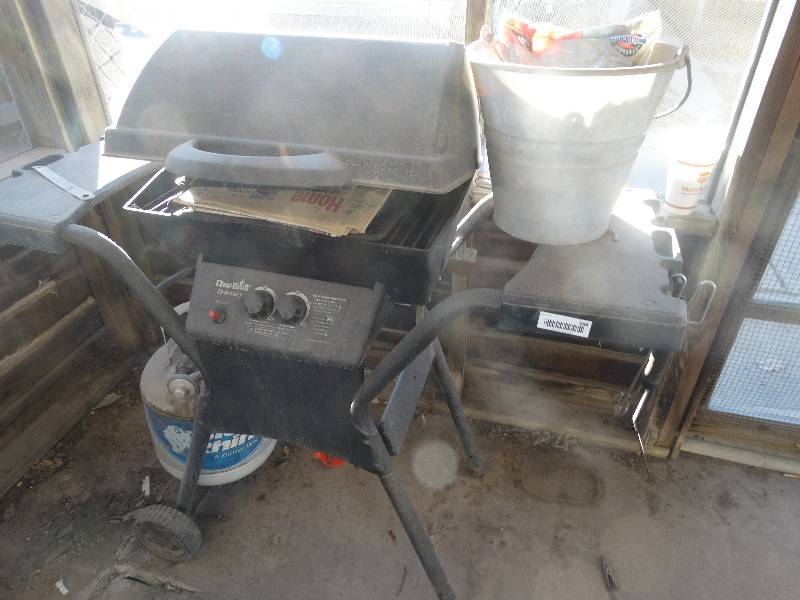 lot 588 image: Char-Broil propane grill w tank