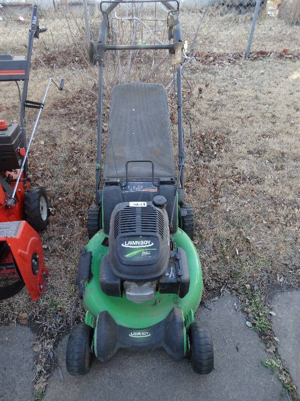 lot 593 image: Lawn boy gas push mower