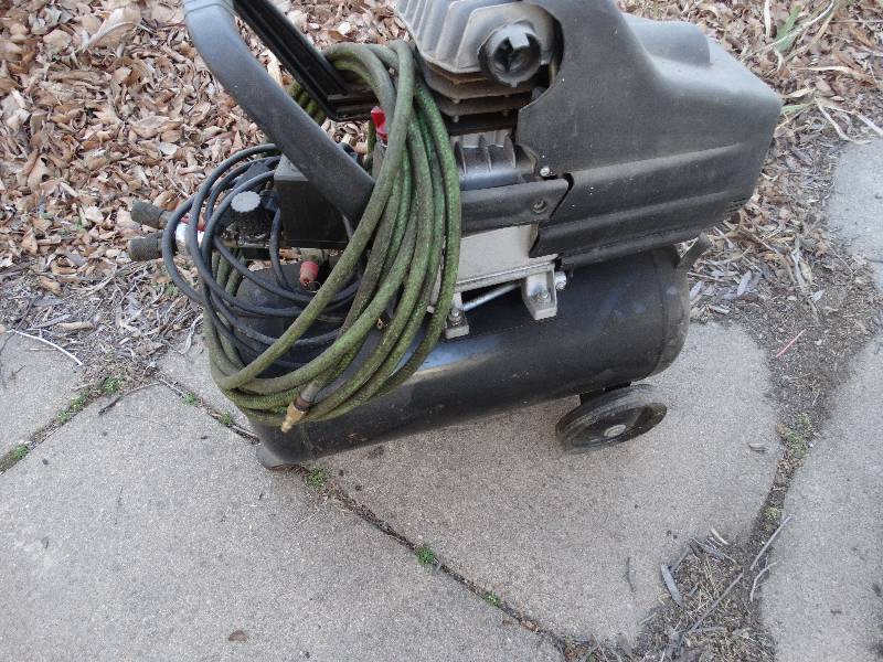 lot 595 image: 2 hp 8 gallon air compressor w hose