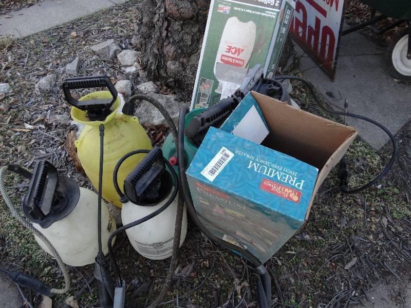 lot 599 image: Lot of bugweed sprayers