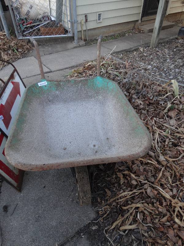 lot 600 image: Metal wheel barrow