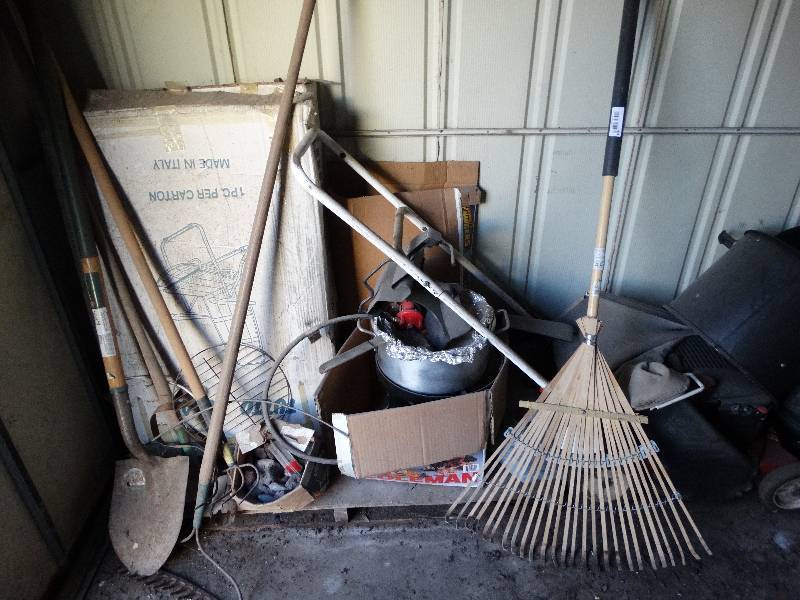 lot 604 image: Long handle tools misc contents of shed