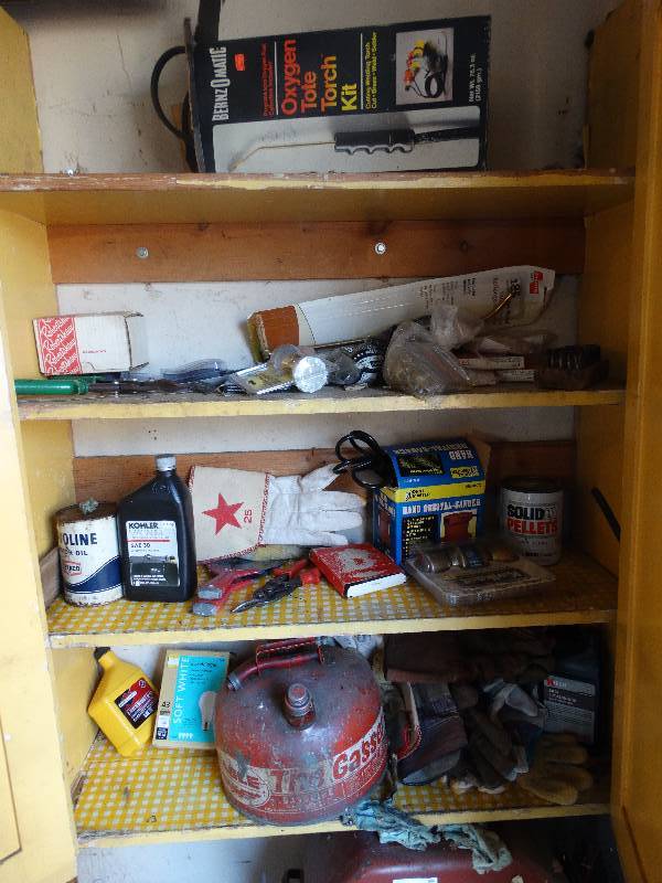 lot 605 image: Contents of cabinet