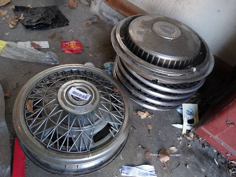 lot 607 image: Lot of hub caps