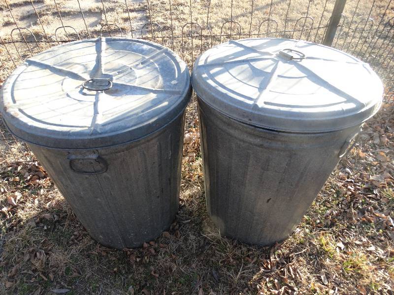 lot 610 image: 2 metal trash cans w lids