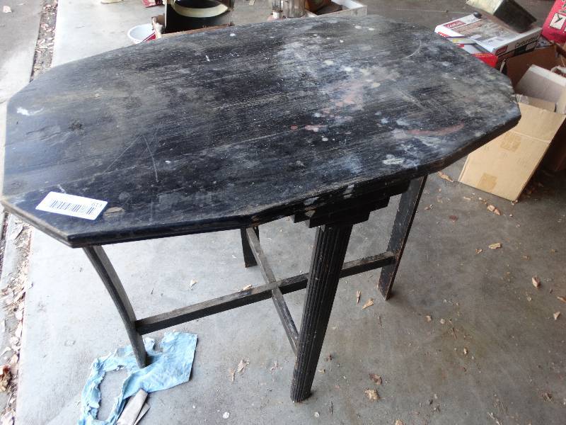 lot 613 image: Antique wood table