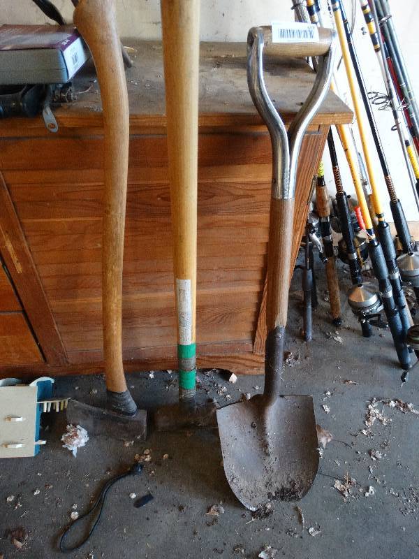 lot 617 image: Shovel axsledge hammer