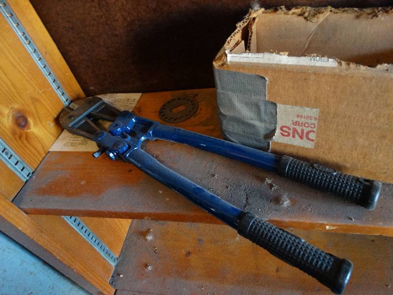 lot 622 image: Bolt cutters pipe threader set