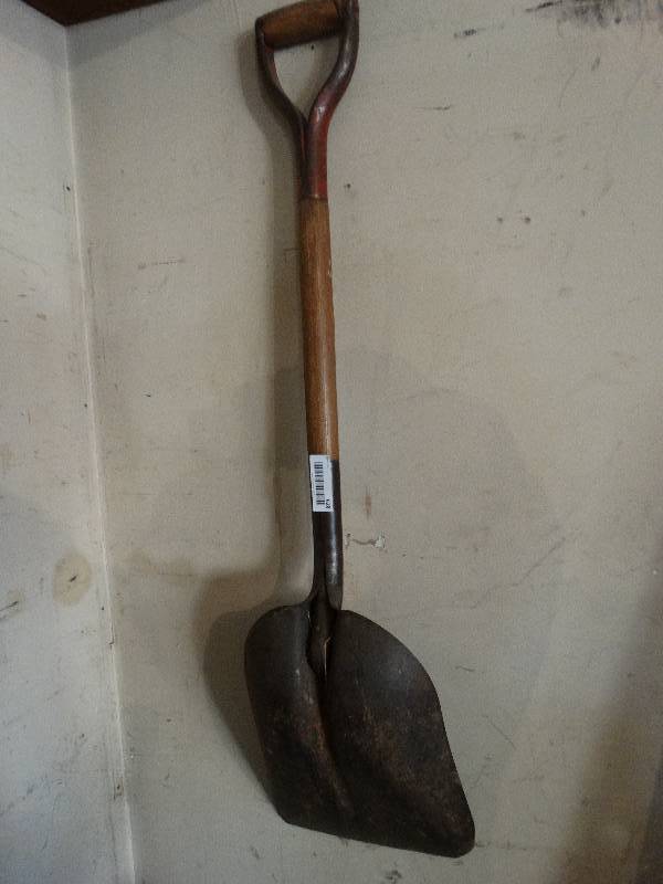 lot 628 image: Scoop shovel tree pruner