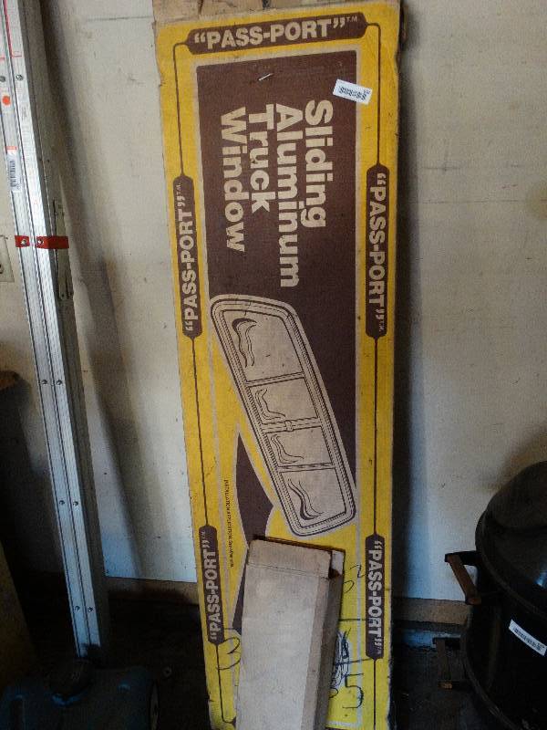 lot 630 image: Pick up truck back glass in box