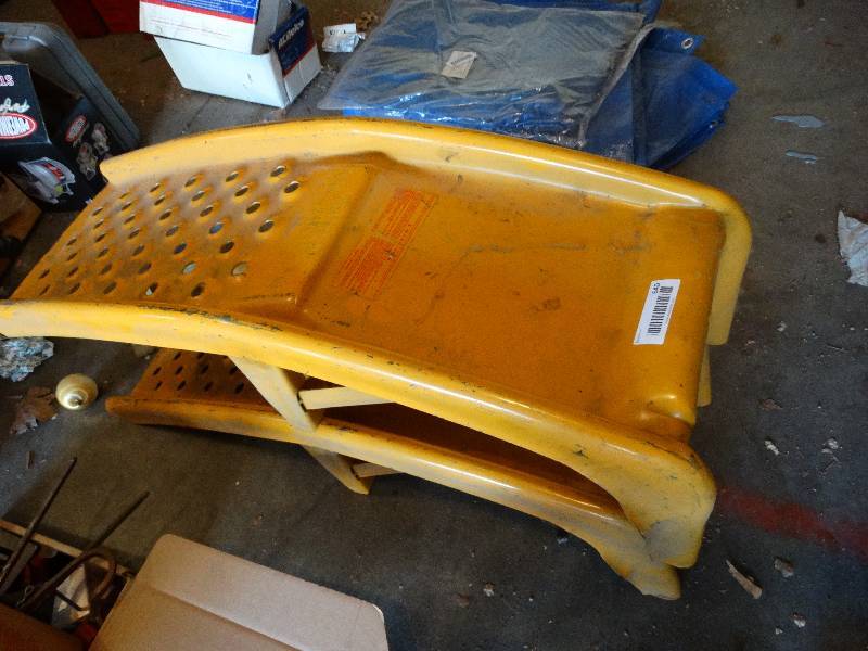 lot 640 image: Set of car ramps