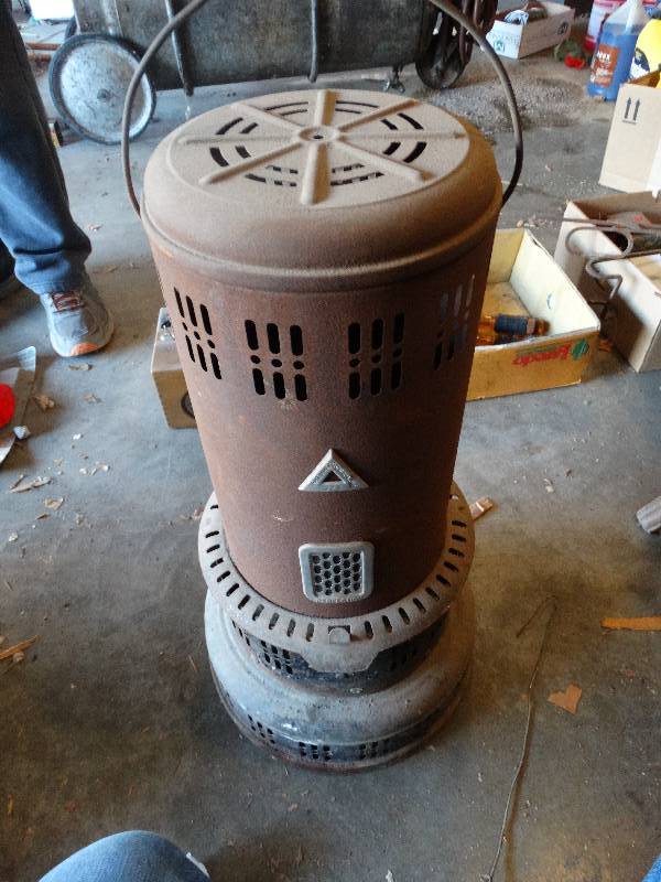 lot 642 image: Antique perfection heater