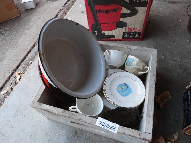 lot 647 image: Vintage dinnerware