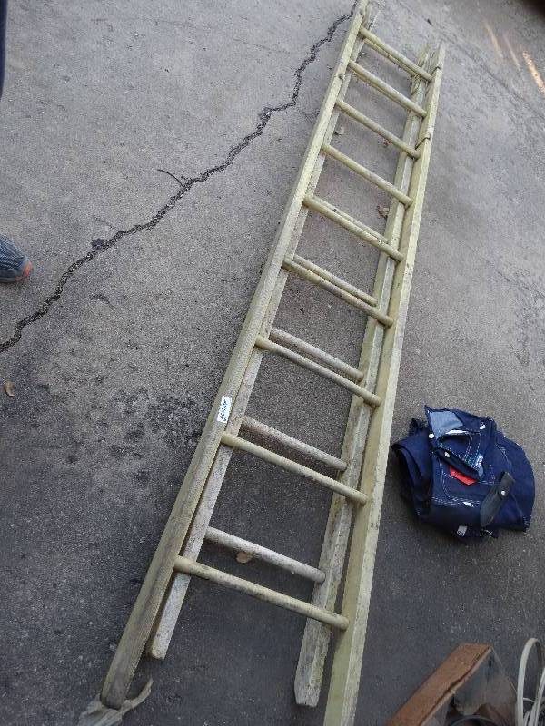 lot 648 image: Old wood extension ladder