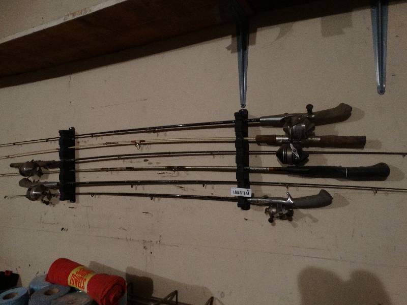 lot 654 image: 6 fishing rods- 5 have reels