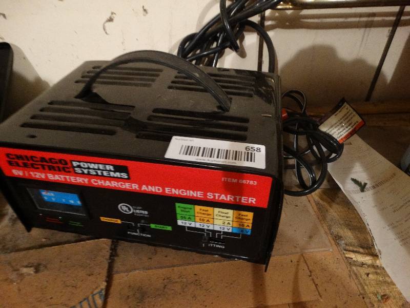 lot 658 image: Battery charger- looks like new